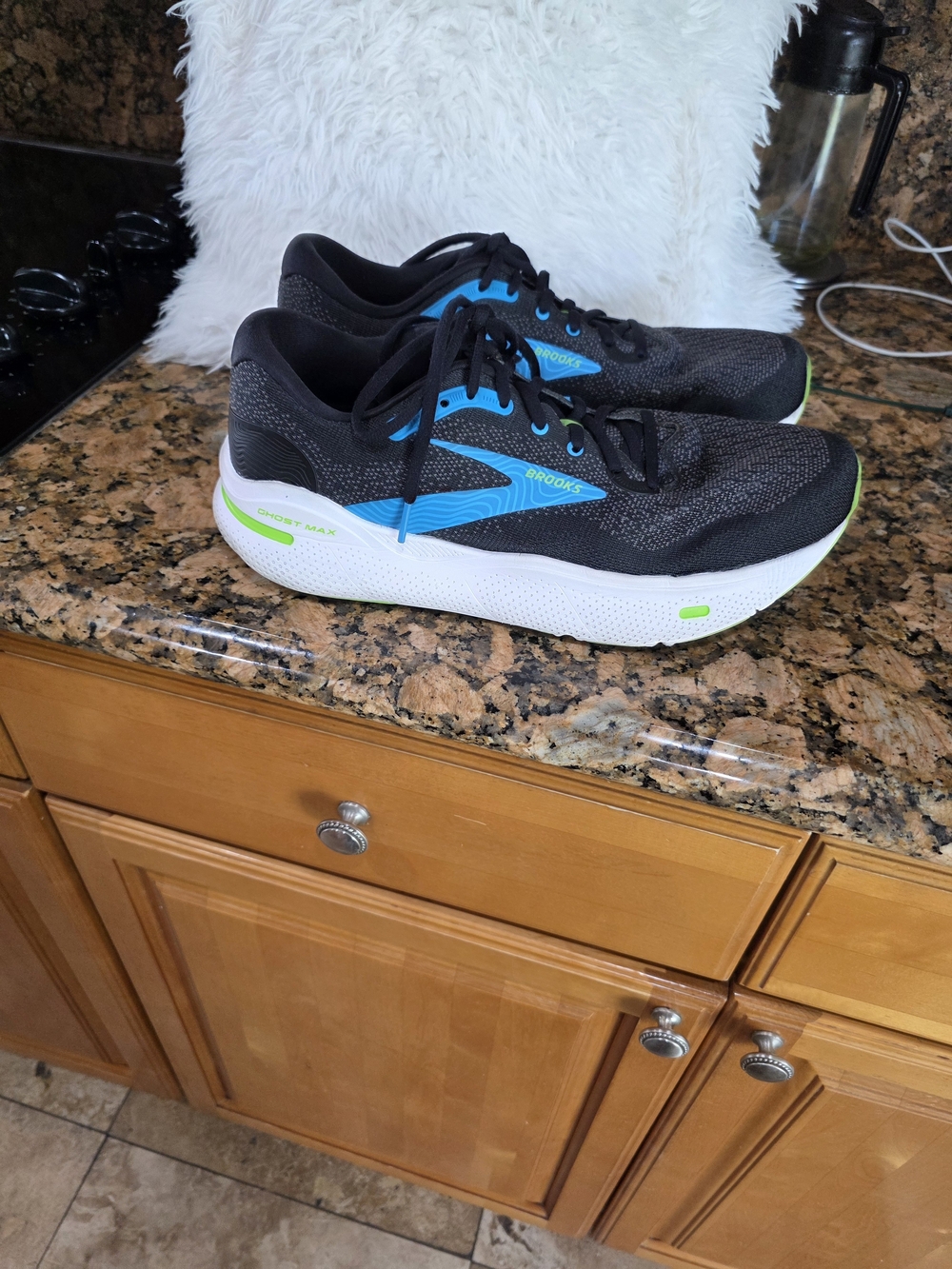 Brooks Men ' Black & Blue Running Shoes